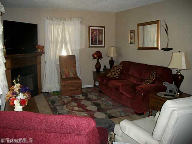 4429 Denton Road Thomasville, NC 27360 - Photo 5 of 15 Living Room.