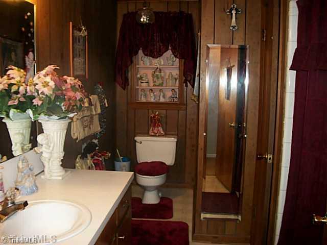 4429 Denton Road Thomasville, NC 27360 - Photo 10 of 15 Bath. HALLWAY