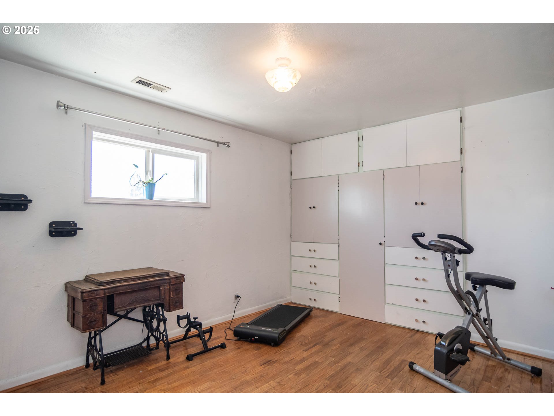 68 Rose Avenue Winston, OR 97496 - Photo 19 of 43 a room with furniture and a chair