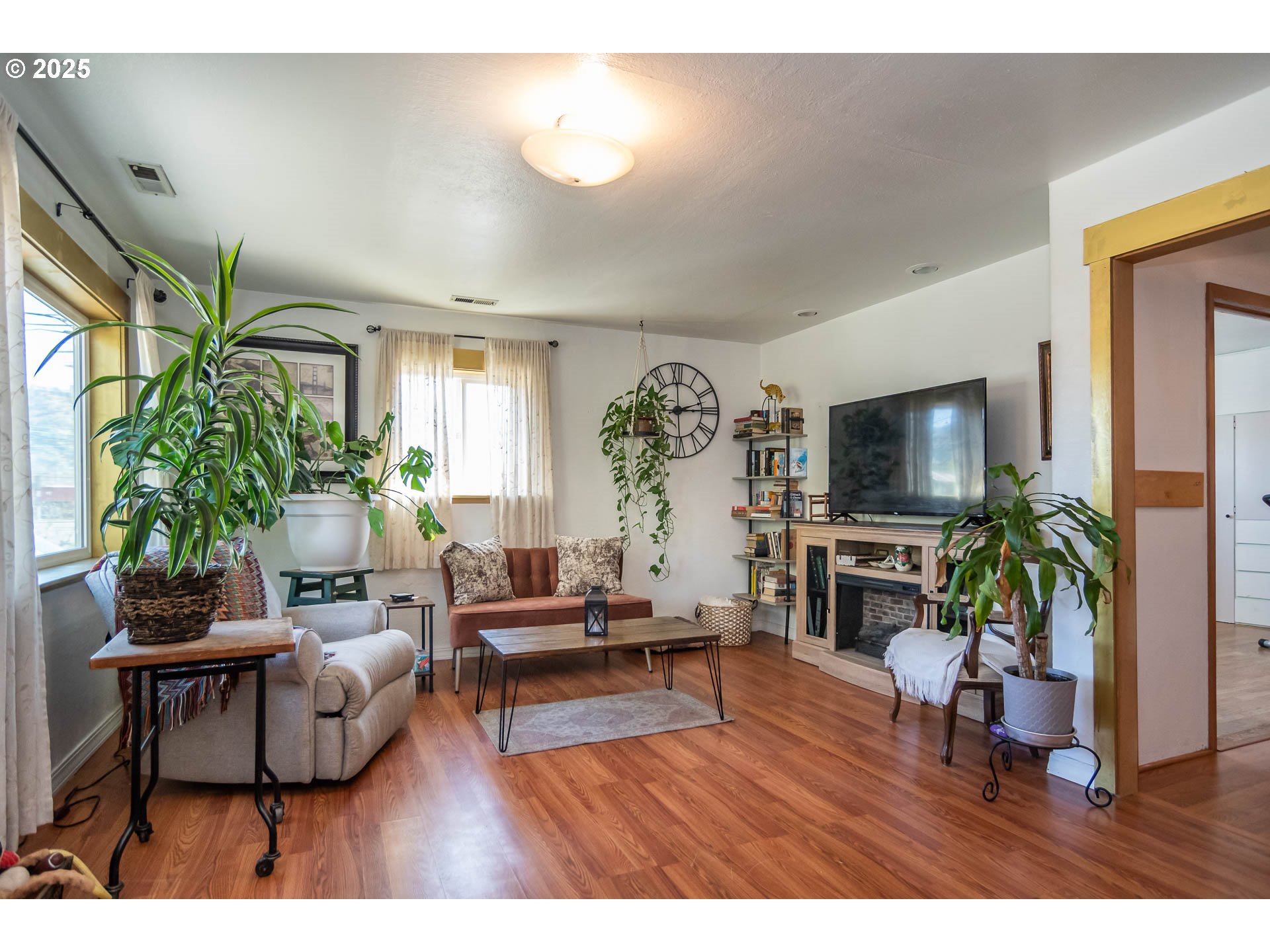 68 Rose Avenue Winston, OR 97496 - Photo 5 of 43 a living room with furniture and a flat screen tv