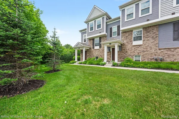 $429,000 | 4923 Treeside Lane, Troy, MI 48098