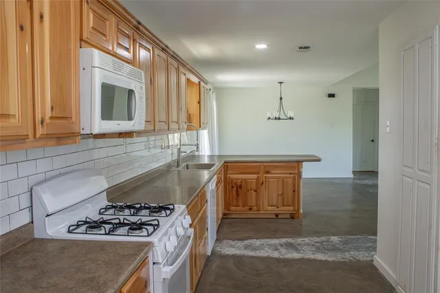 $285,000 | 2290 County Road, Paris, TX 75460