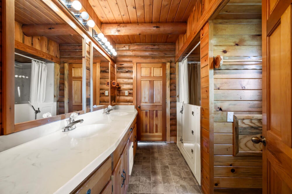 34840 Dawn Loop Chiloquin, OR 97624 - Photo 51 of 91 Primary Bathroom