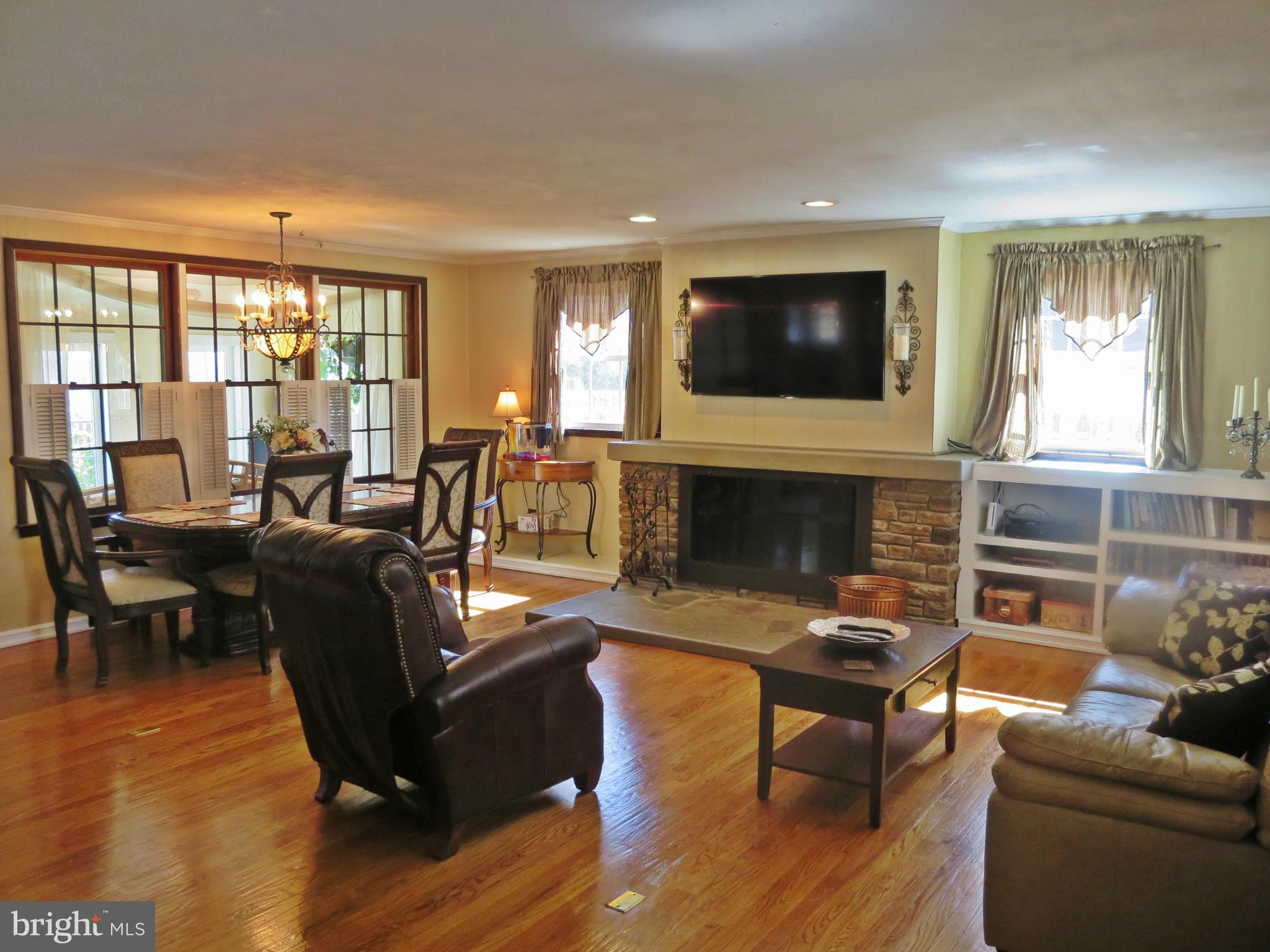 1521 Providence Road Baltimore, MD 21286 - Photo 4 of 21 Living Room