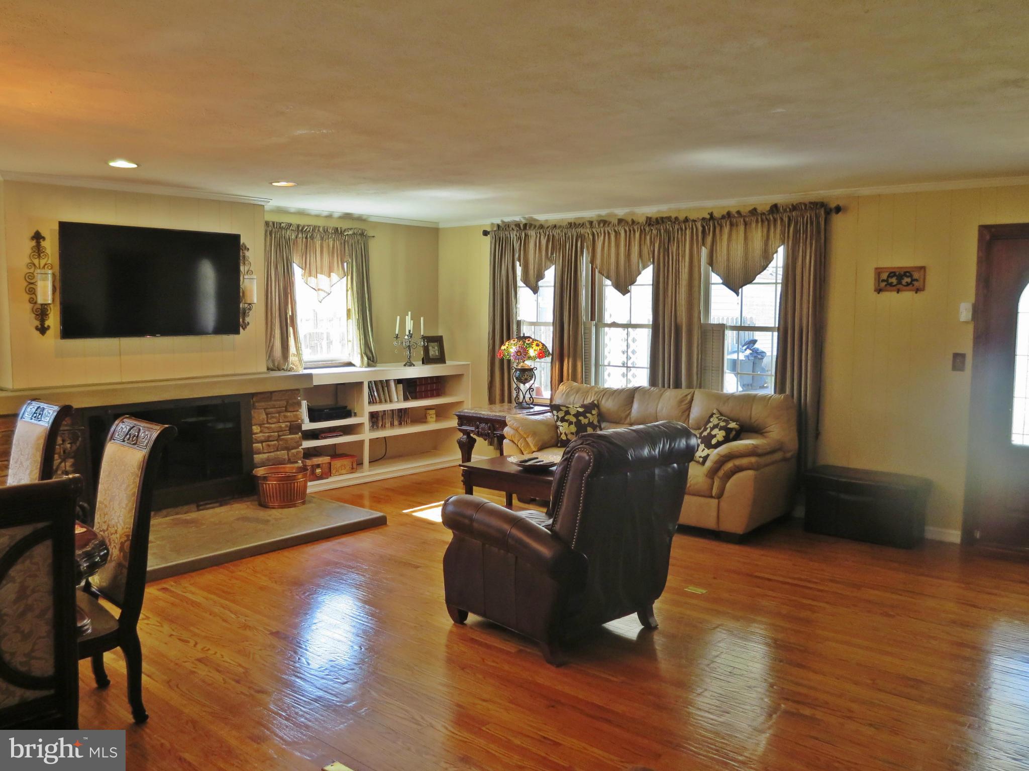 1521 Providence Road Baltimore, MD 21286 - Photo 5 of 21 Living Room