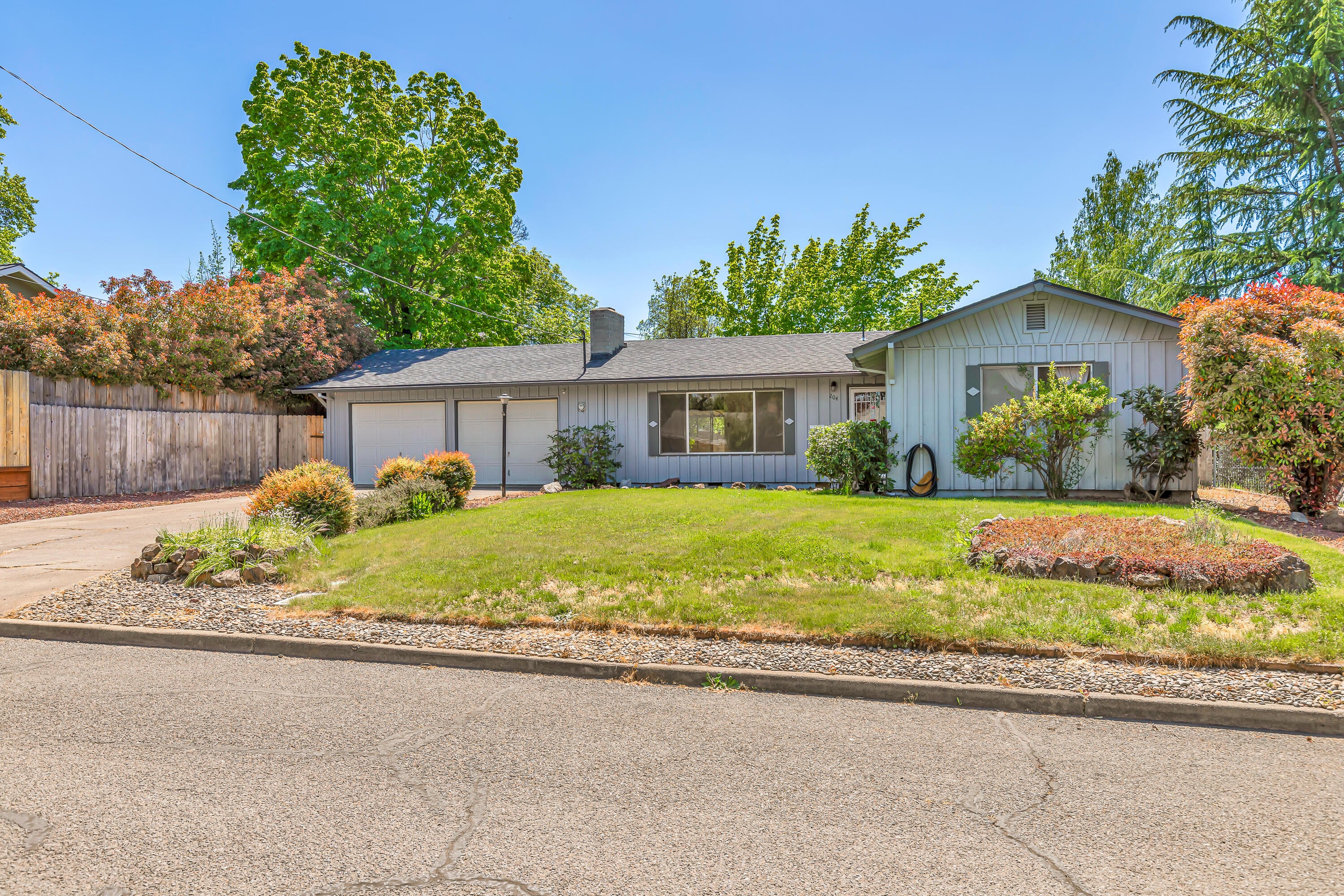 204 Princess Way Central Point, OR 97502 - Photo 2 of 31 02