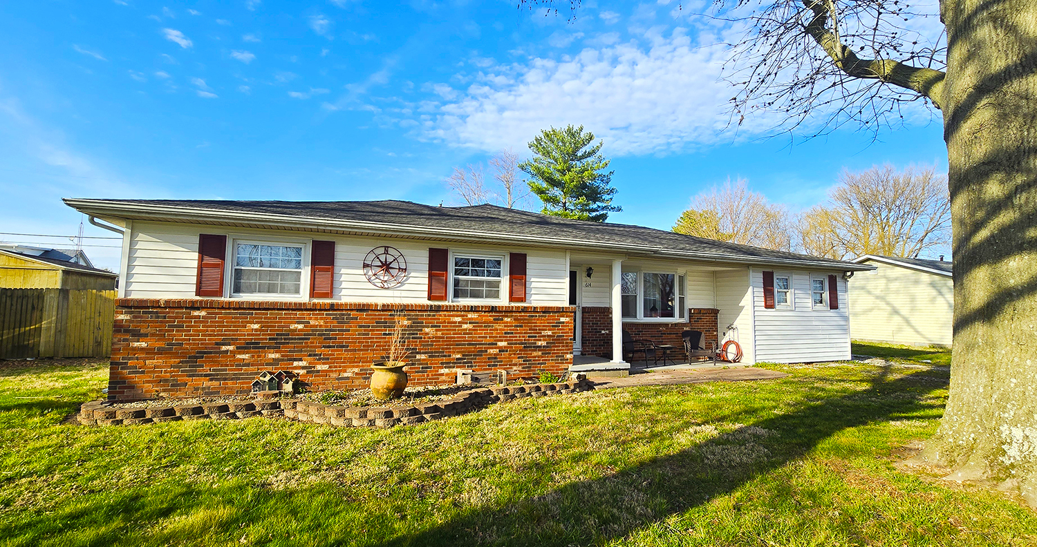 614 East Superior Street Irvington, IL 62848 - Photo 1 of 41 a front view of house with yard