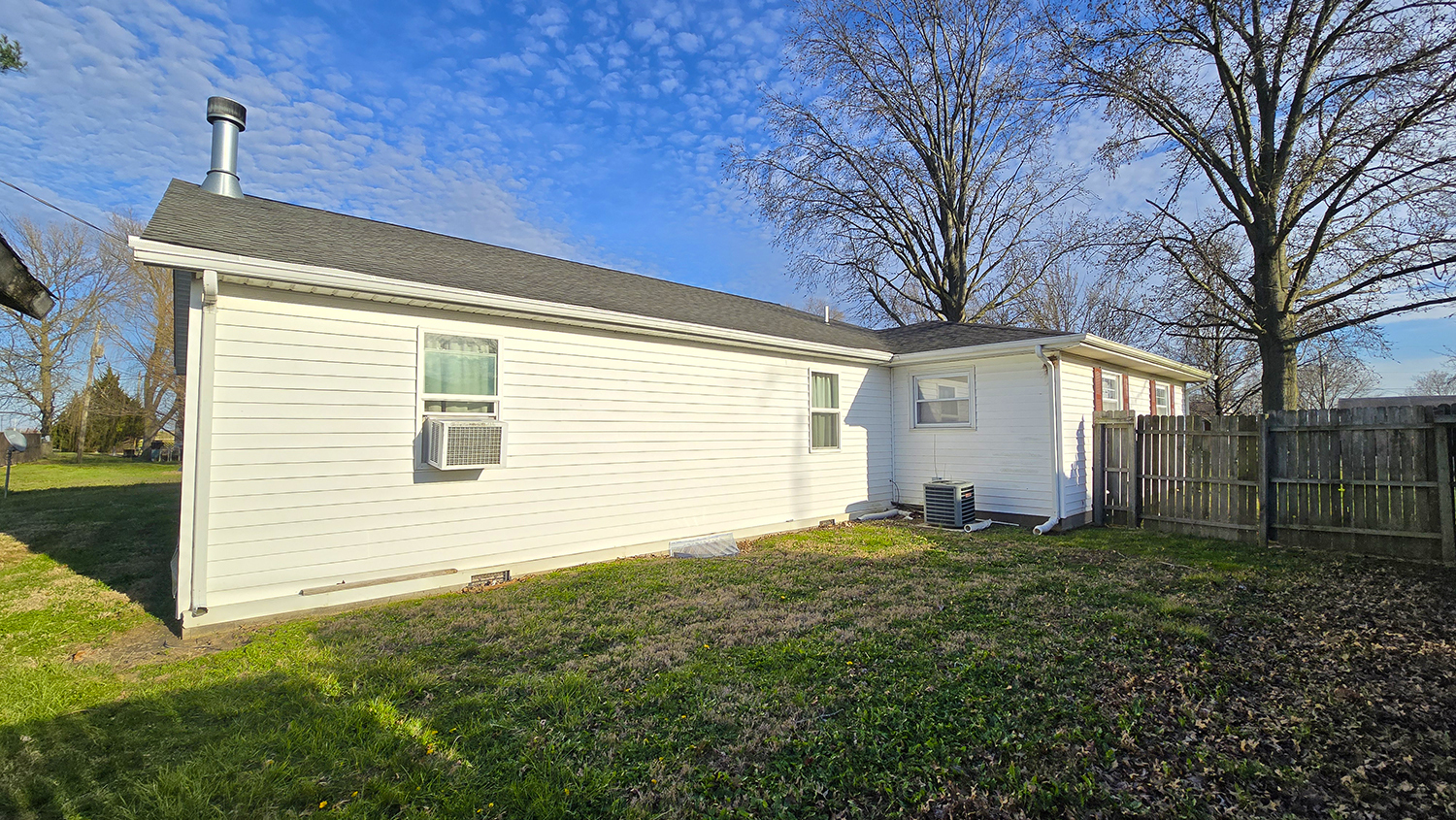614 East Superior Street Irvington, IL 62848 - Photo 38 of 41 a view of a backyard with a large tree