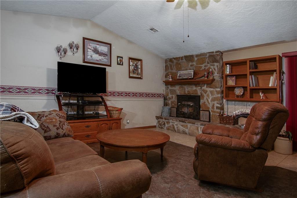3315 Southeast Lostine Road Columbus, KS 66725 - Photo 7 of 37