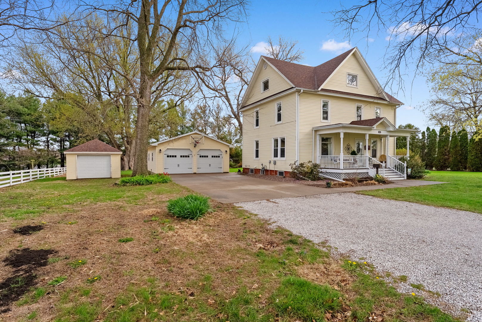 1009 Northwest 3rd Street Aledo, IL 61231 - Photo 2 of 27 a front view of a house with a yard