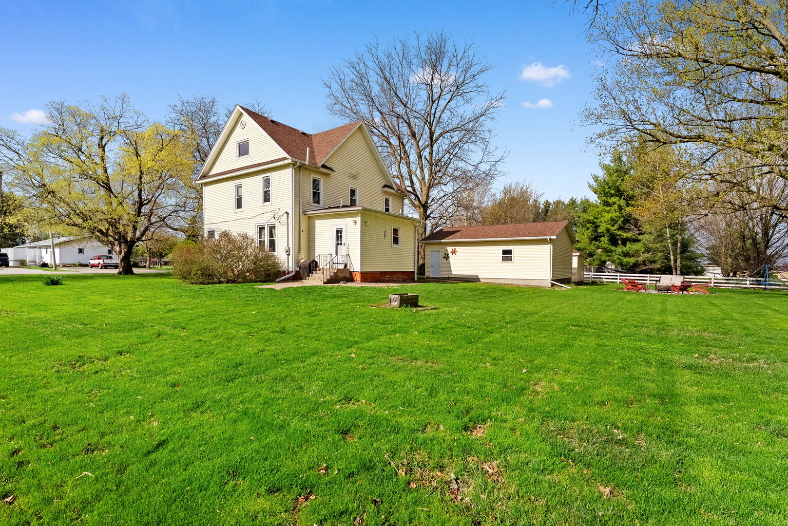 1009 Northwest 3rd Street Aledo, IL 61231 - Photo 22 of 27 a front view of a house with a yard and trees