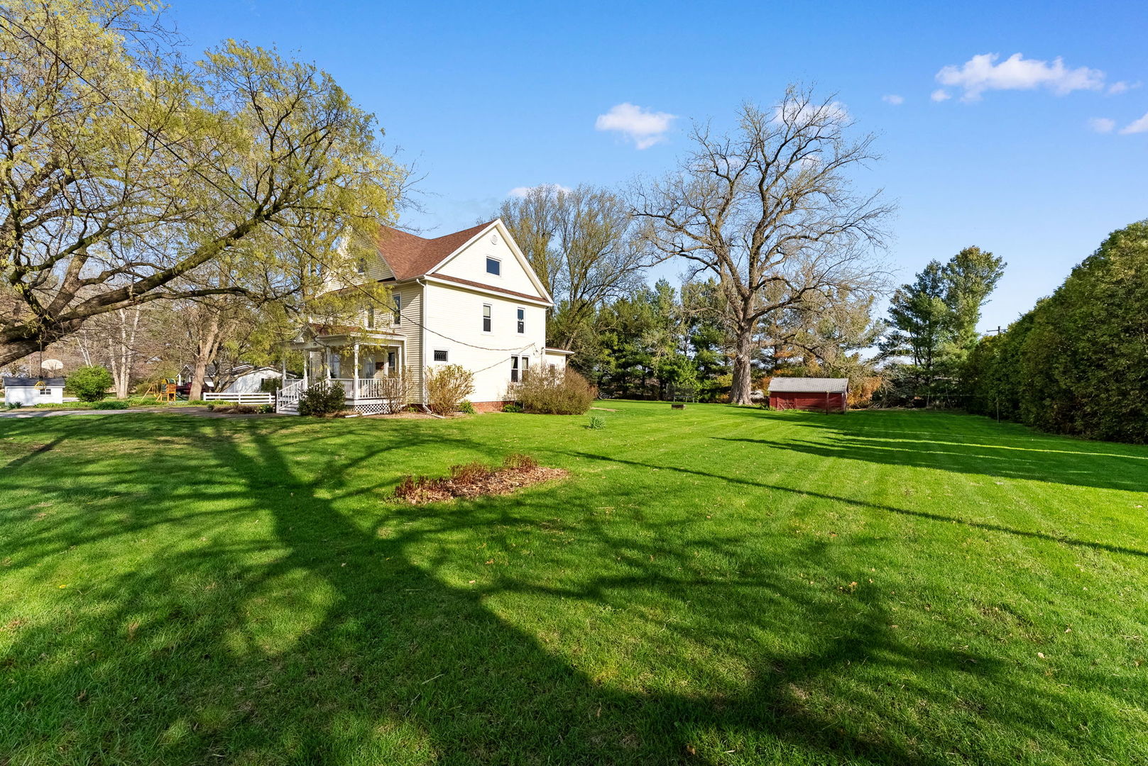 1009 Northwest 3rd Street Aledo, IL 61231 - Photo 23 of 27 a front view of a house with garden