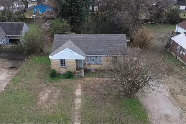 a view of a house with a yard