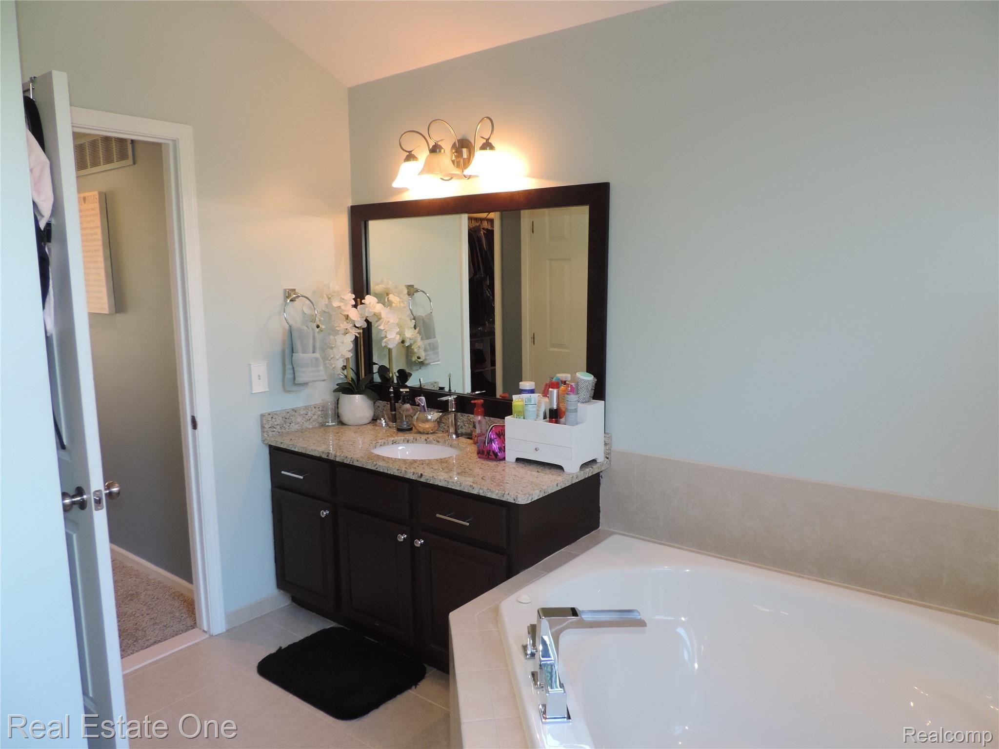 49337 Monte Road New Baltimore, MI 48047 - Photo 45 of 62 DSCN1861.JPG