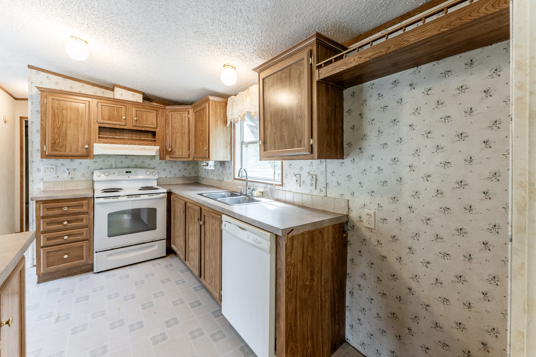 400 Marina Drive Trinity, TX 75862 - Photo 7 of 25 a kitchen with a stove a sink and a refrigerator