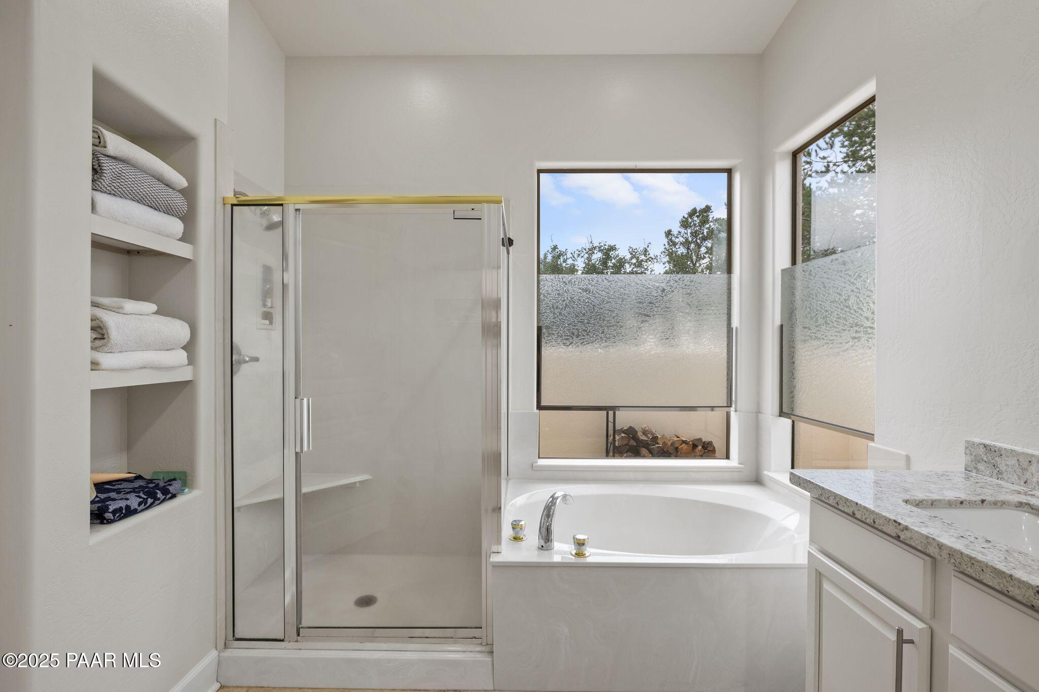 5892 North Honeysuckle Road Prescott, AZ 86305 - Photo 17 of 43 17-Primary Bathroom