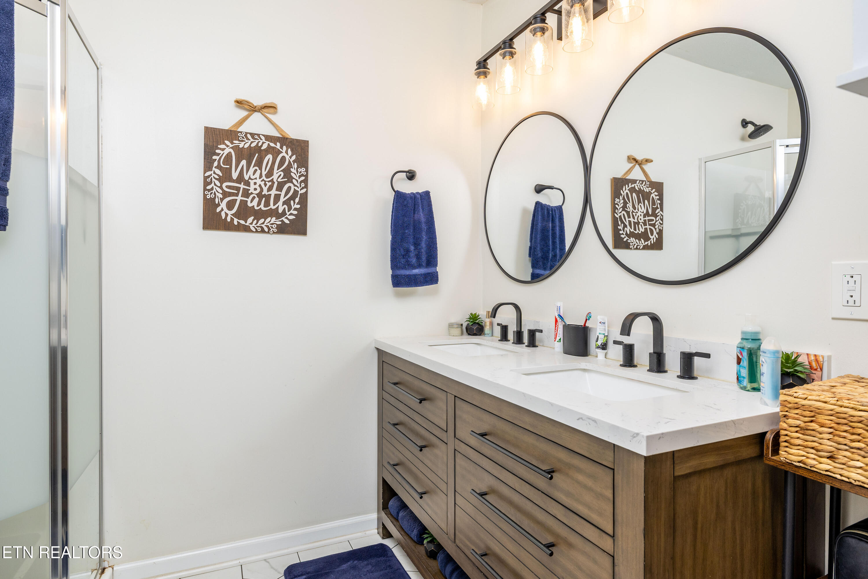 4149 Sevierville Road Maryville, TN 37804 - Photo 13 of 44 Primary Bath