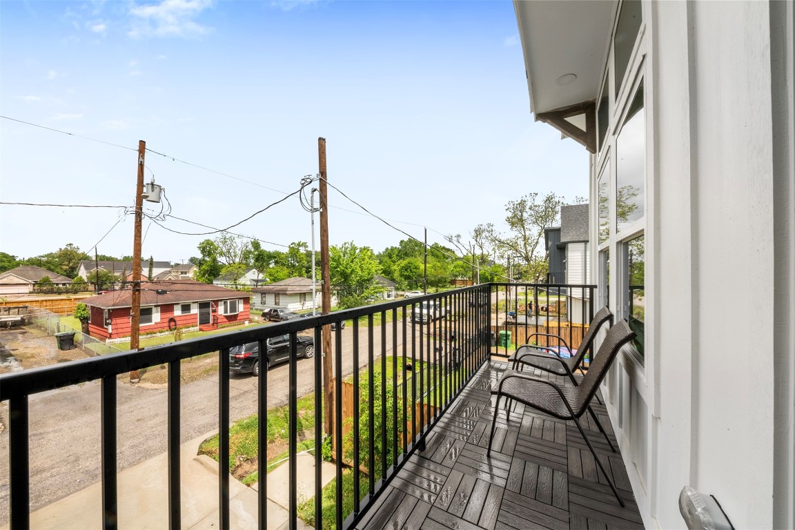6815 Paris Street Houston, TX 77021 - Photo 8 of 30 a view of city from balcony