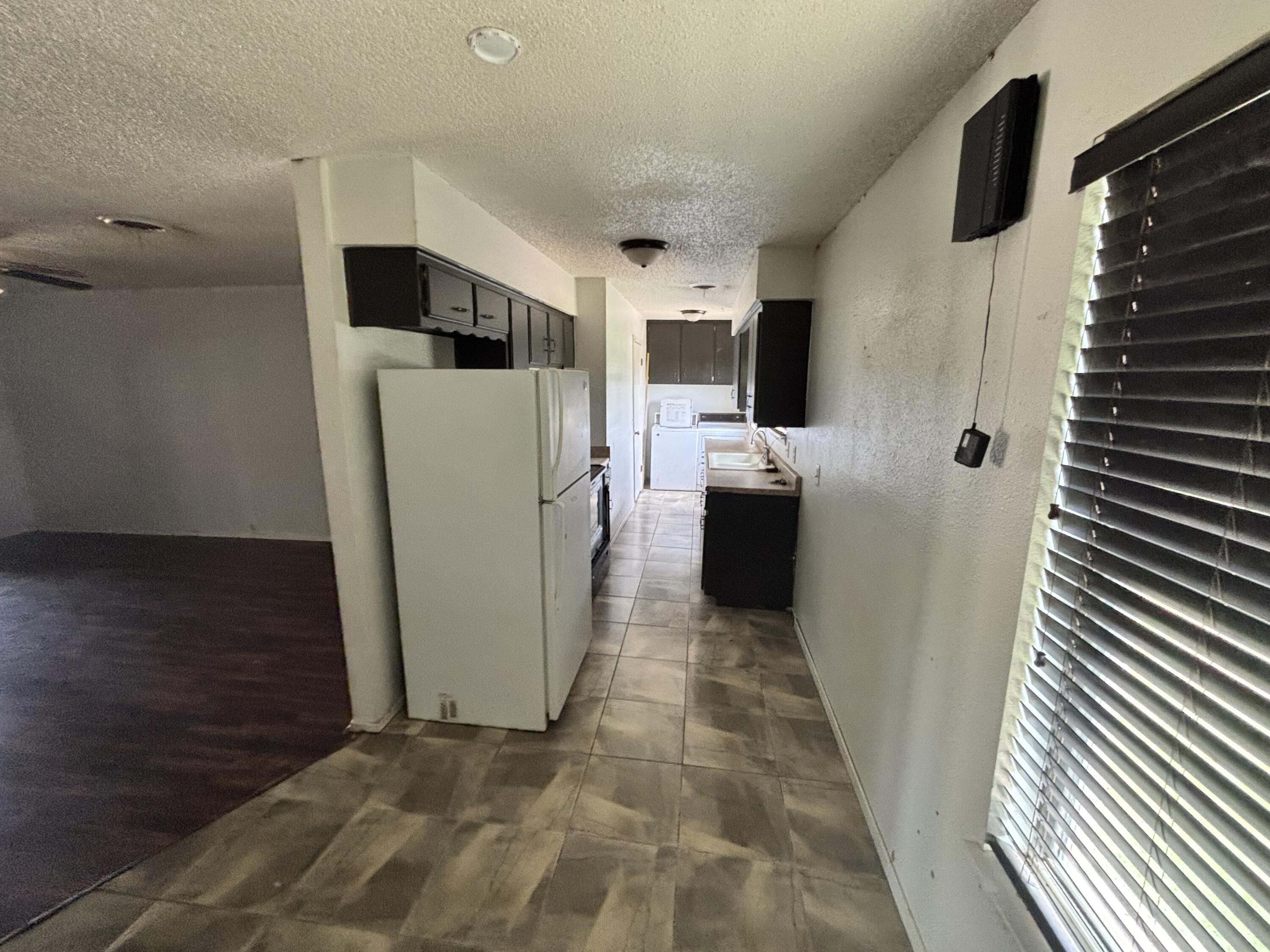 407 South Collins Avenue Tulia, TX 79088 - Photo 8 of 19 IMG_2975