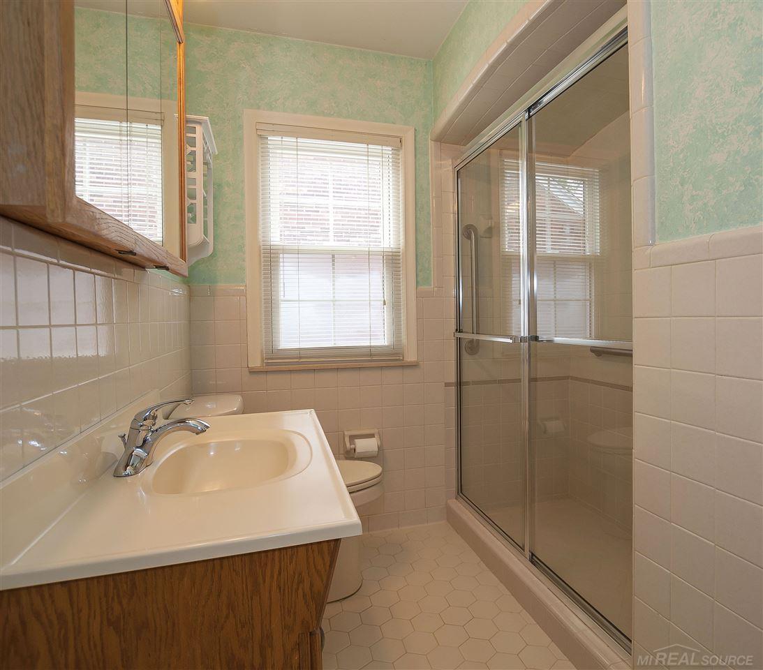 1220 Fairholme Road Grosse Pointe Woods, MI 48236 - Photo 20 of 41