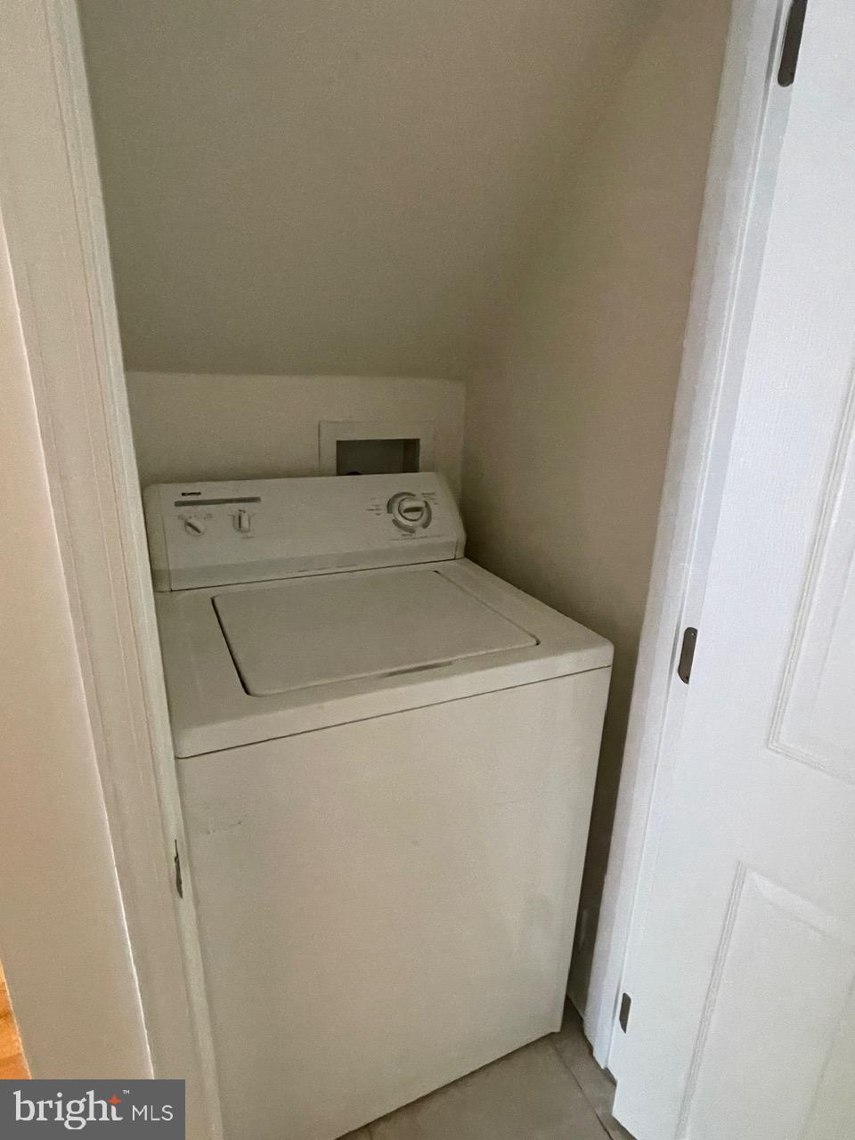109 Carver Road Dundalk, MD 21222 - Photo 4 of 23 a utility room with dryer and washer