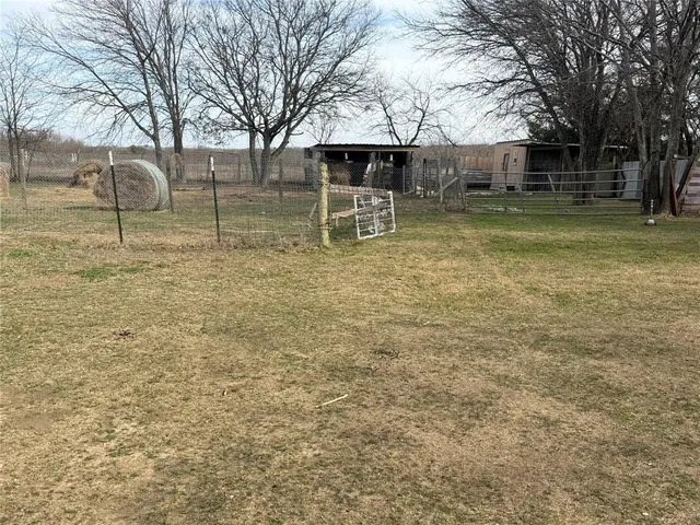 a view of a backyard