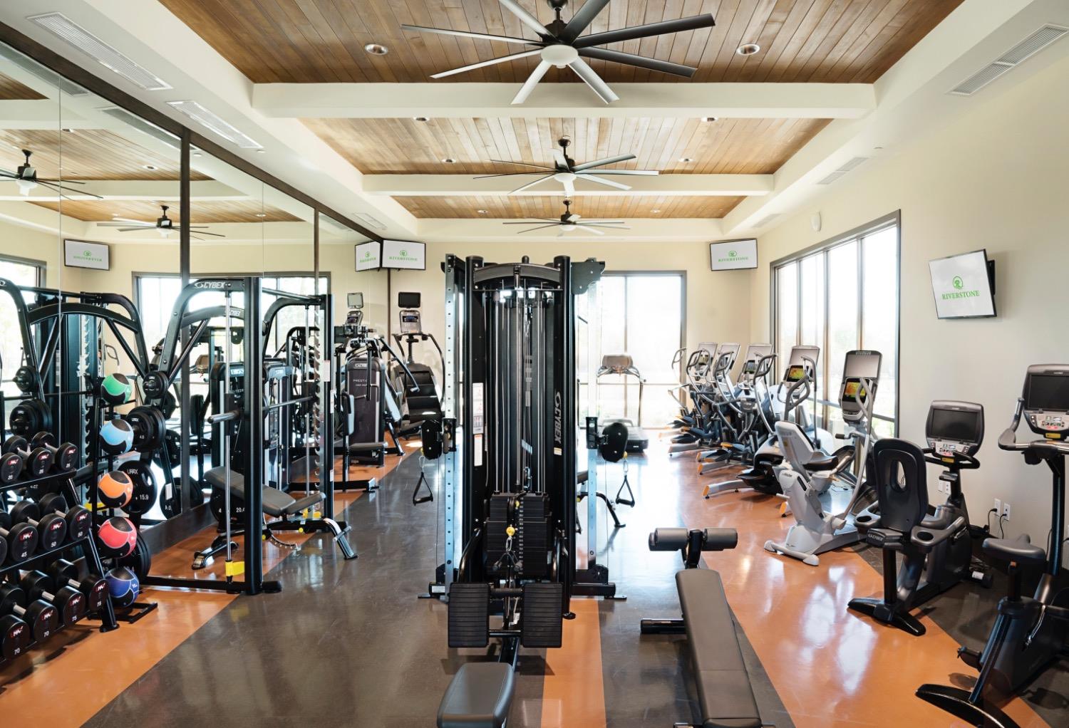 933 Winchell Way West Madera, CA 93636 - Photo 27 of 29 a view of a room with gym equipment