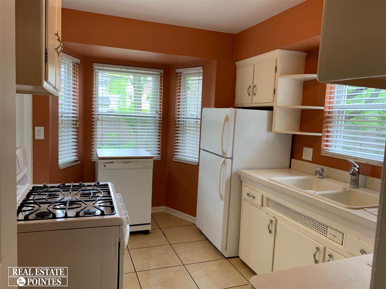 2065 Hampton Road Grosse Pointe Woods, MI 48236 - Photo 8 of 12