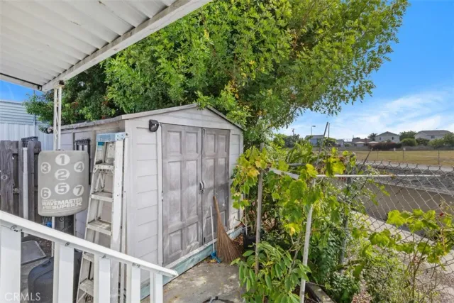 a view of entryway with a front door