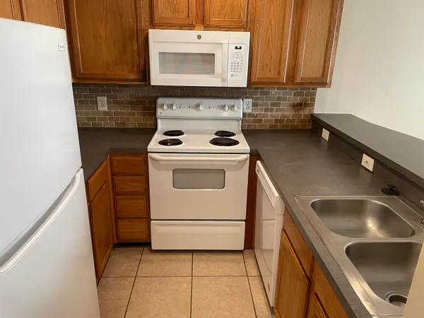 $1,350 | 741 White Drive, Unit 22, Tallahassee, FL 32304