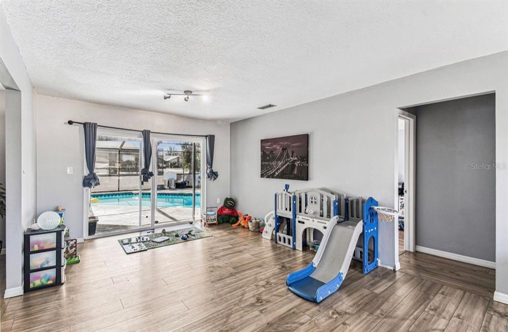 7112 Vista Way New Port Richey, FL 34653 - Photo 13 of 54 a view of a livingroom with furniture and a ceiling fan