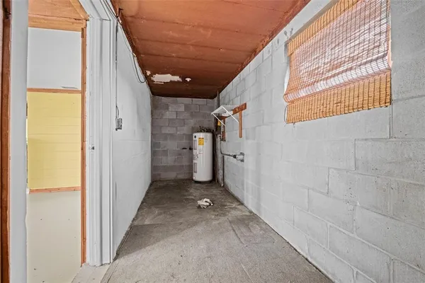 a view of a house with backyard