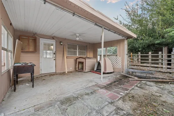 a view of a backyard