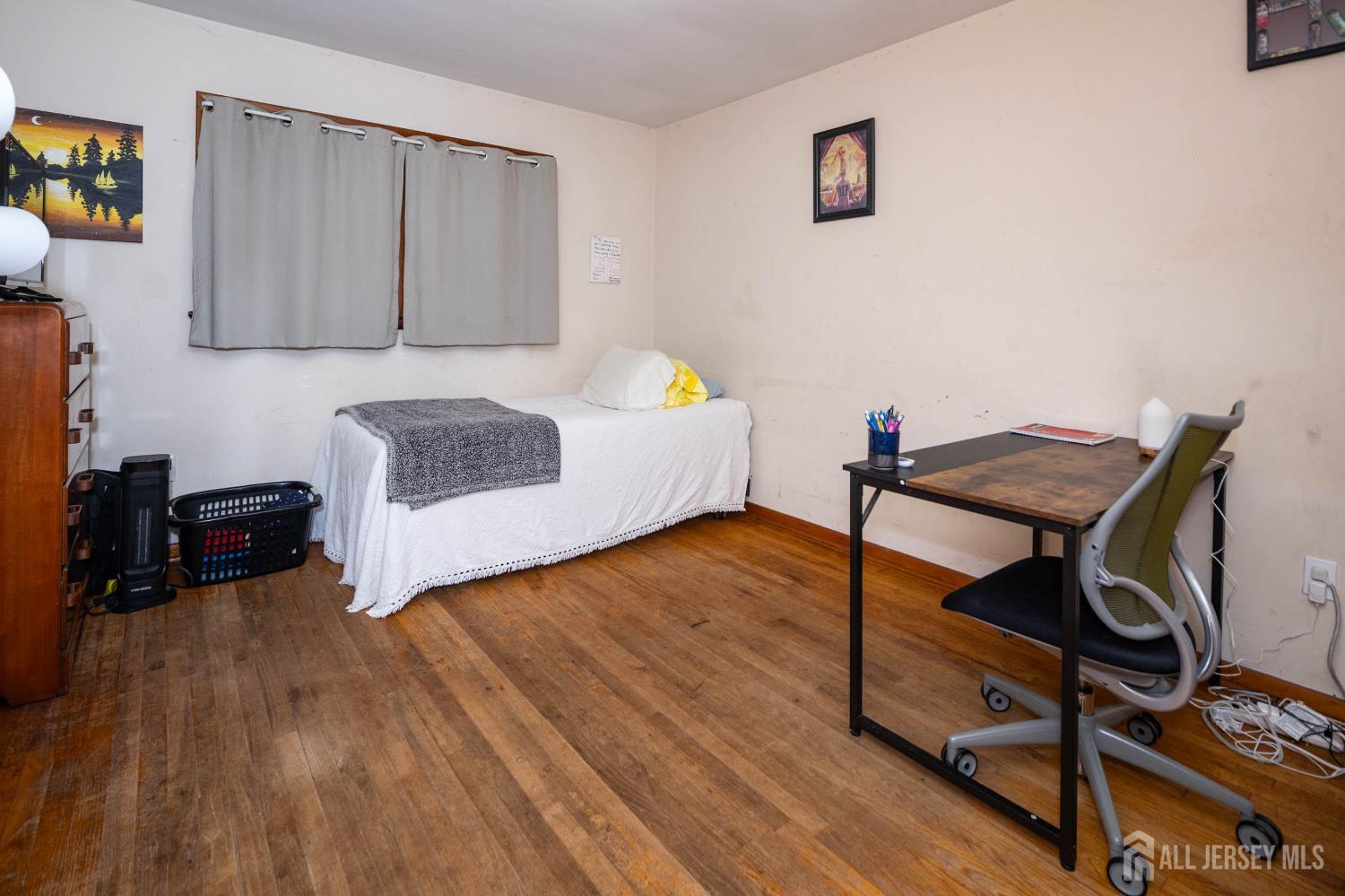 900 River Road Piscataway, NJ 08854 - Photo 20 of 37 a living room with furniture and a wooden floor