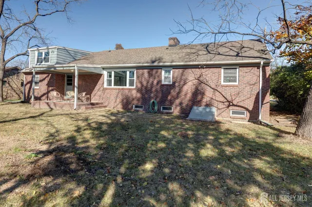 a view of a house with a backyard