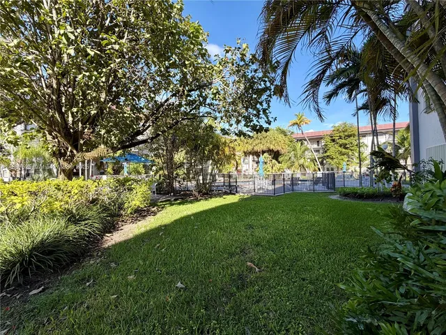 a view of yard with green space