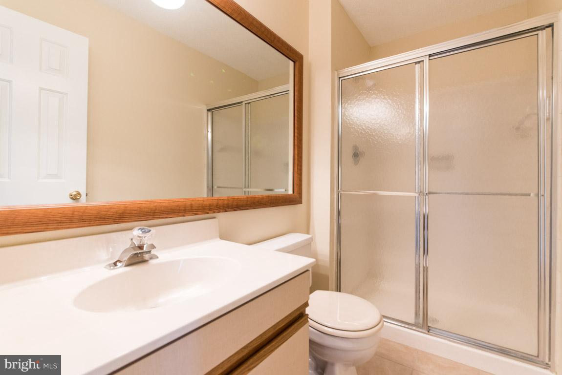 126 Fort Evans Road Southeast, Unit E Leesburg, VA 20175 - Photo 19 of 25 Hall bathroom