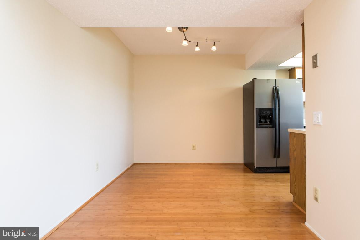 126 Fort Evans Road Southeast, Unit E Leesburg, VA 20175 - Photo 8 of 25 Kistchen eat-in area
