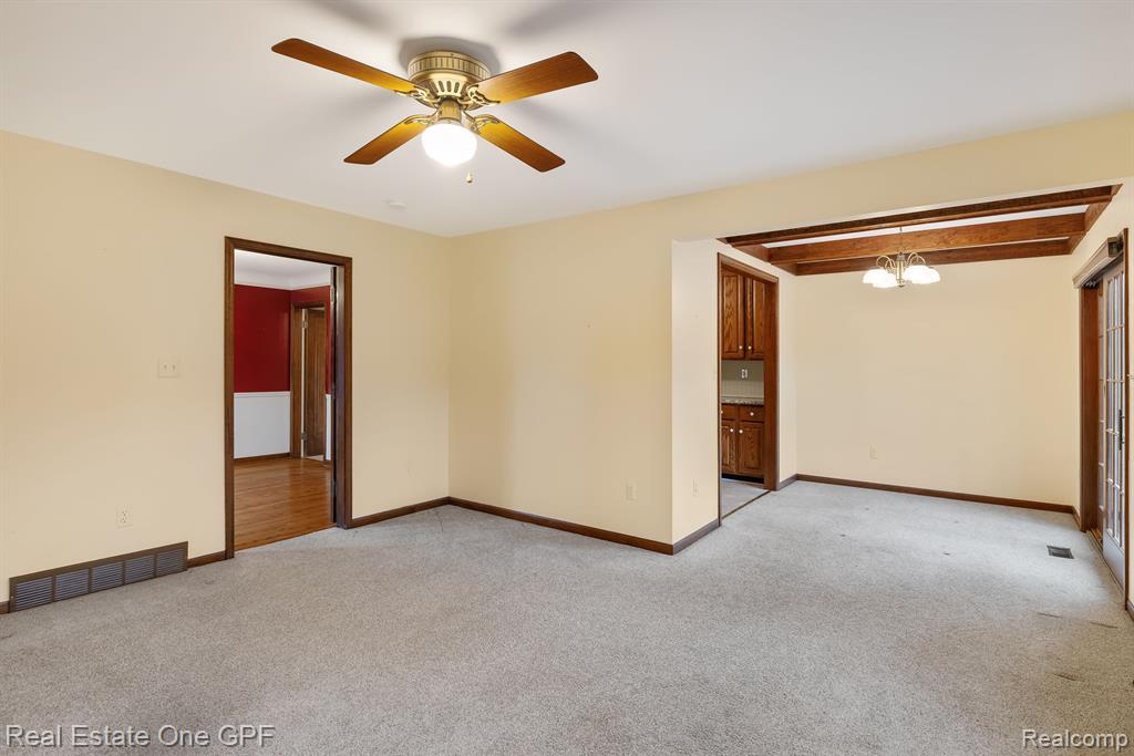 879 Roslyn Road Grosse Pointe Woods, MI 48236 - Photo 18 of 39