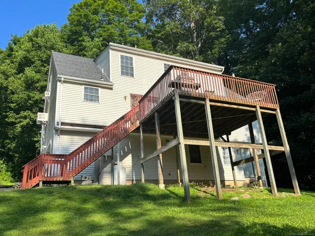 a view of a back yard