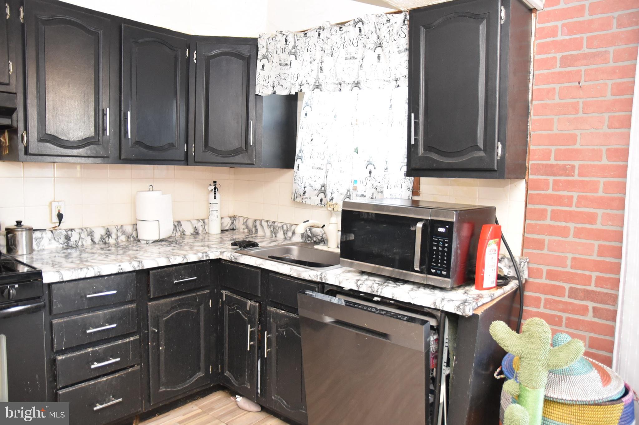 735 Grant Road Folcroft, PA 19032 - Photo 19 of 39 Charming kitchen with modern flair.