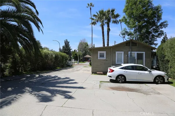 a car parked in front of white house
