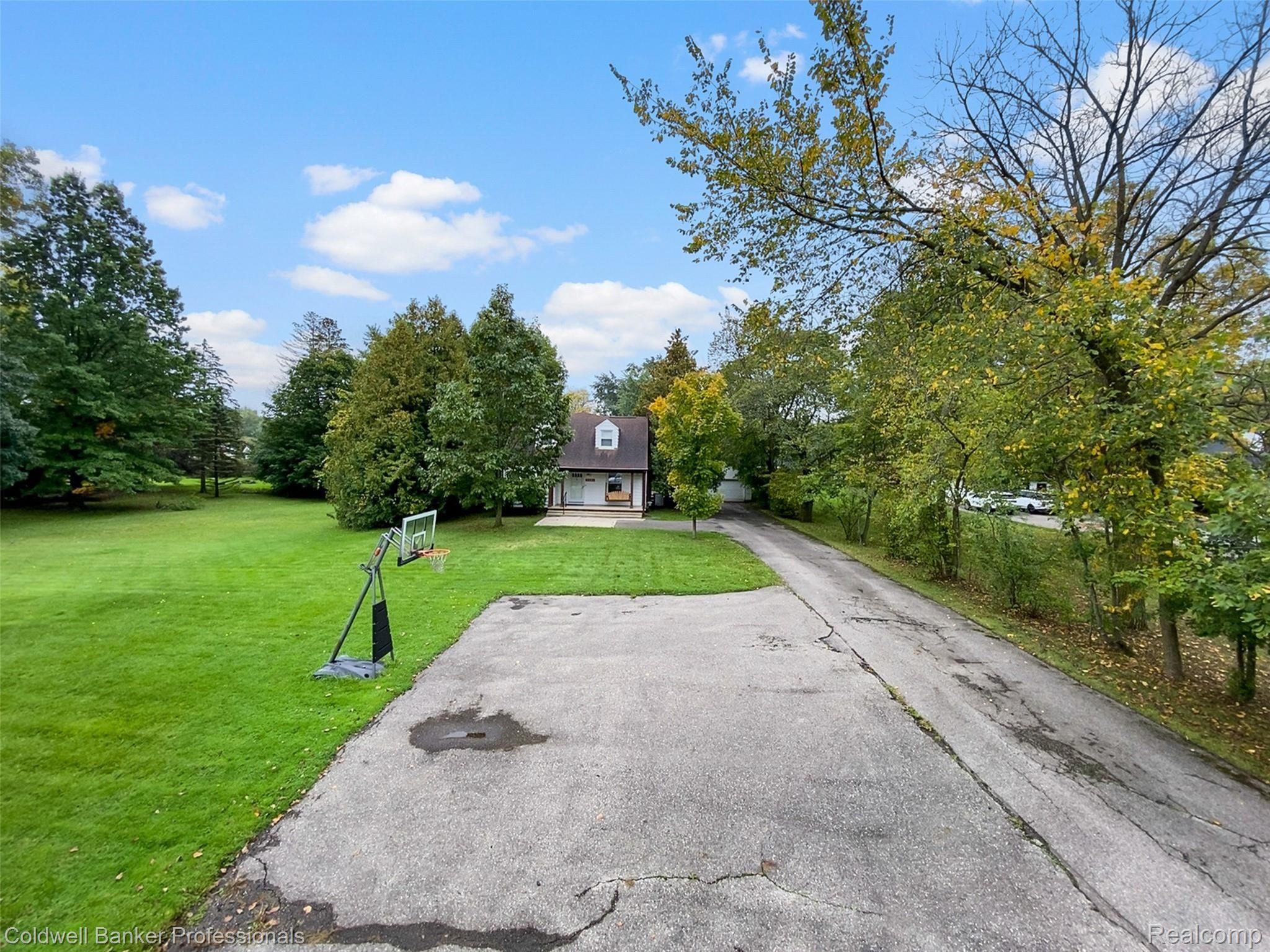 2321 West Wattles Road Troy, MI 48098 - Photo 5 of 45 DJI_20211006_133943_770.jpg