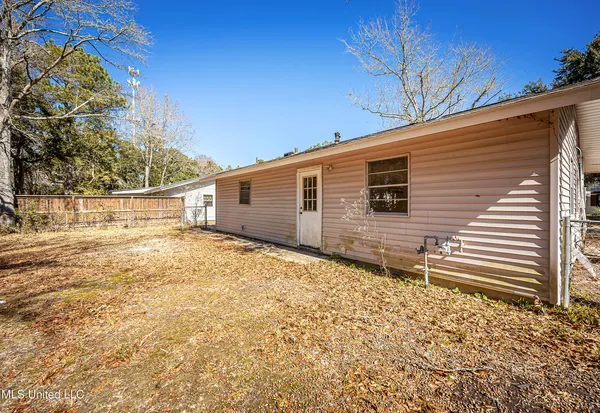 $1,400 | 105 Hickory Drive, Ocean Springs, MS 39564