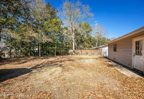 $1,400 | 105 Hickory Drive, Ocean Springs, MS 39564
