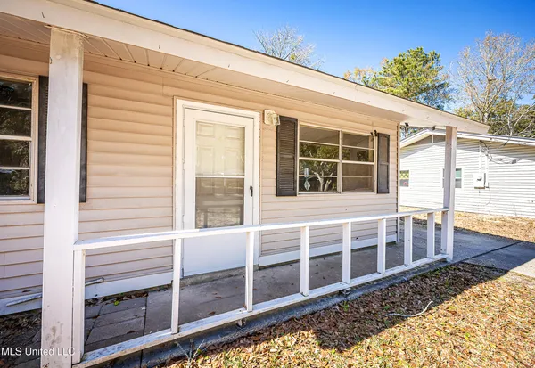 $1,400 | 105 Hickory Drive, Ocean Springs, MS 39564