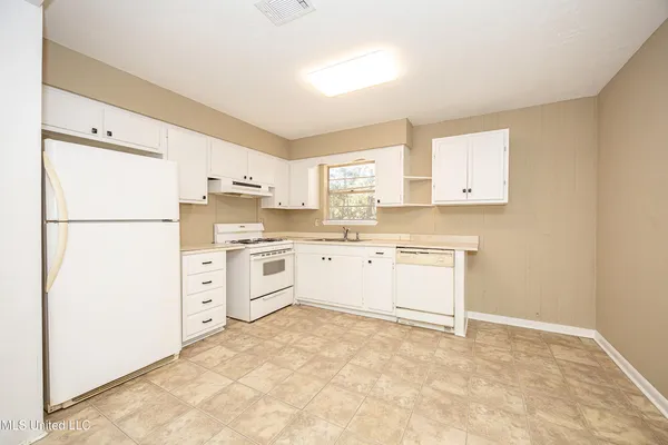 $1,400 | 105 Hickory Drive, Ocean Springs, MS 39564