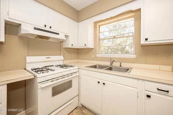 $1,400 | 105 Hickory Drive, Ocean Springs, MS 39564