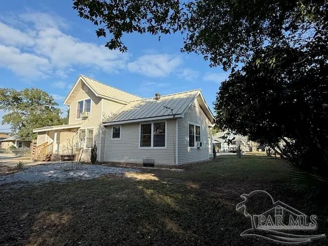 a view of a house with backyard and garden