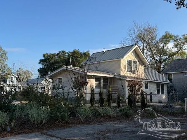 a view of a house with yard and tree s